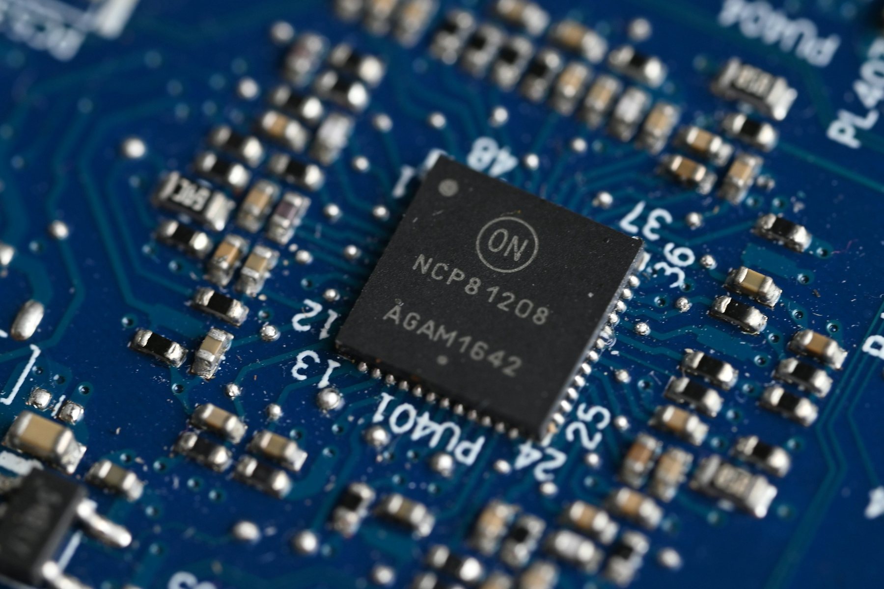 Circuit électronique et composant intégré sur une carte