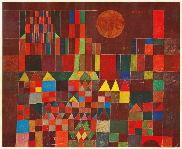 Architecture de carrés et de triangles rouges et orangés sous un soleil circulaire.